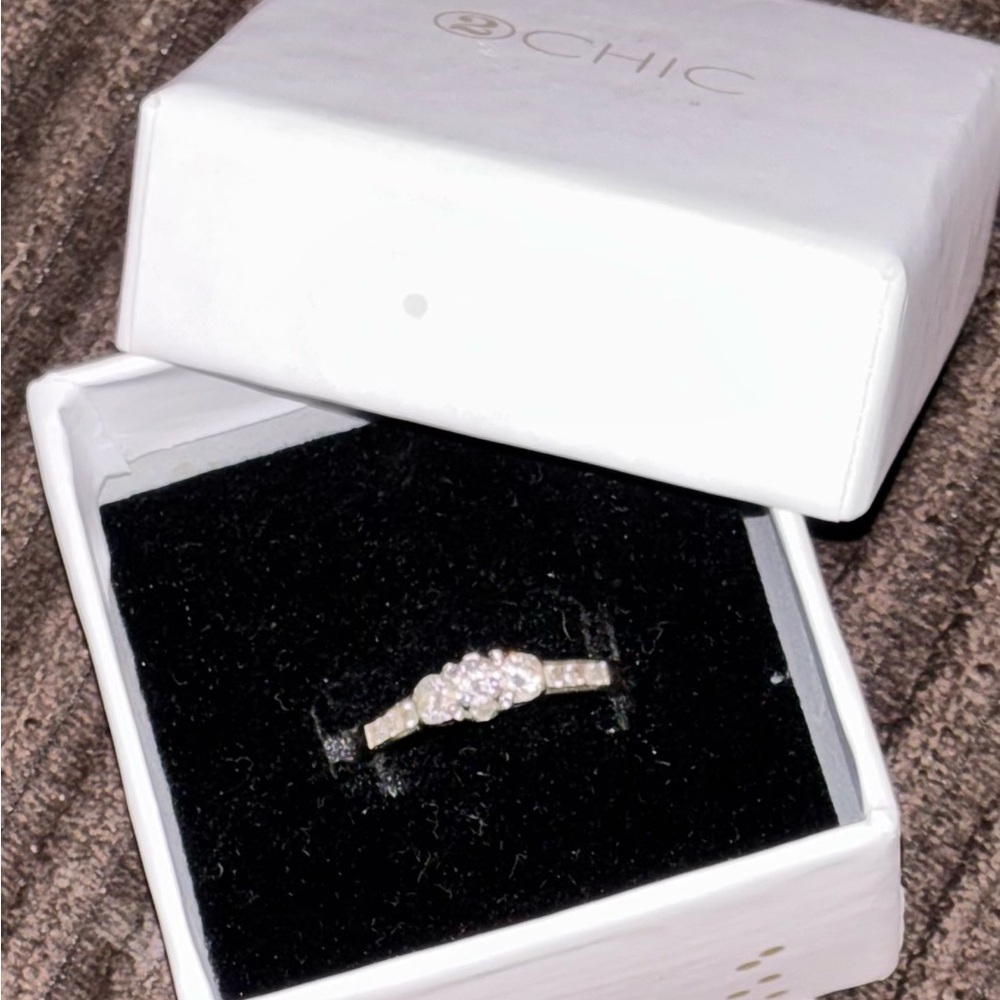 14K White Gold Diamond Ring
Size 9.5 with white gold ring guard - Picture 5 of 12